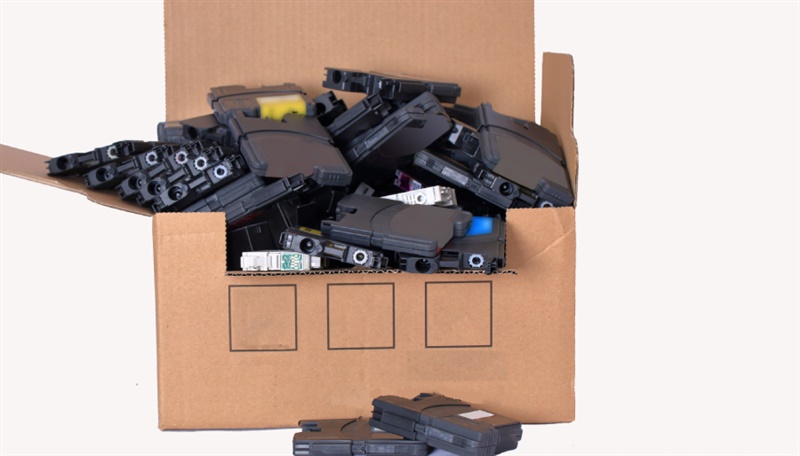 caja llena de cartuchos de impresora vacíos