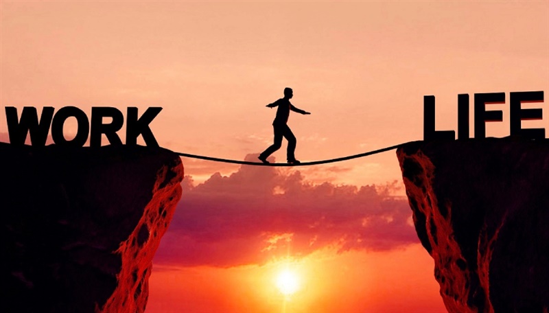 Hombre haciendo equilibrio sobre una cuerda entre montañas