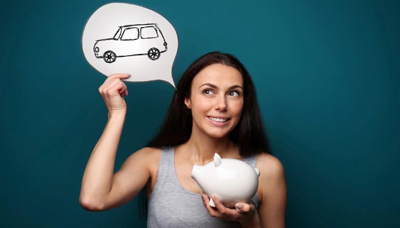 Mujer con alcancía y burbuja de pensamiento con coche